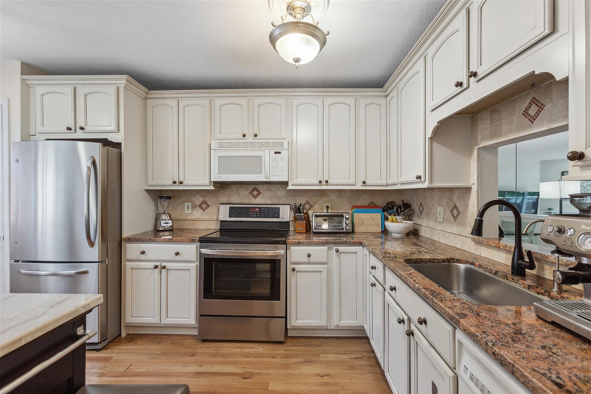 Apple Tree Lane, Brewster, New York - 2 Bedrooms  
4 Bathrooms  
6 Rooms - 
