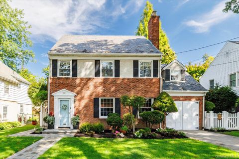 Photo of 34 Saint Thomas Place, Malverne, NY 11565 (MLS # 912688)