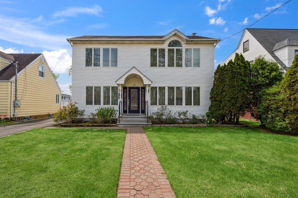 44 Netz Place, Albertson, New York image 2
