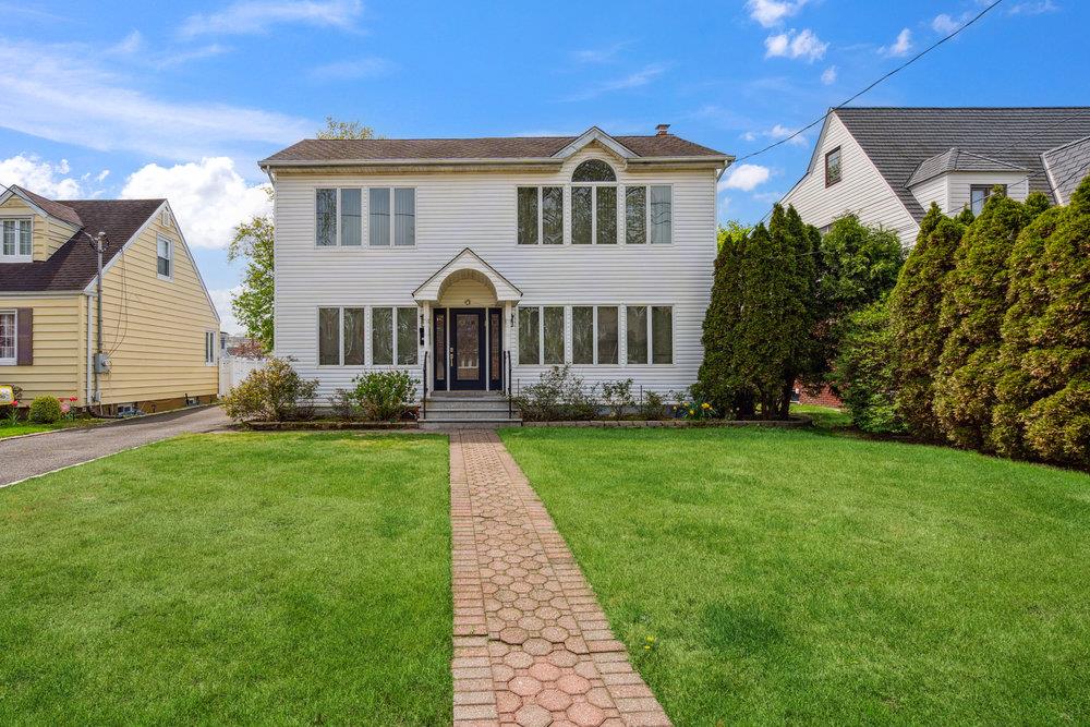 44 Netz Place, Albertson, New York image 1