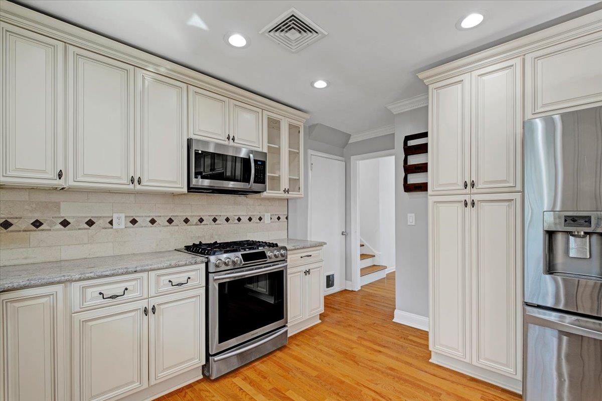 16 N Whitfield Terrace, New Rochelle, Florida image 5