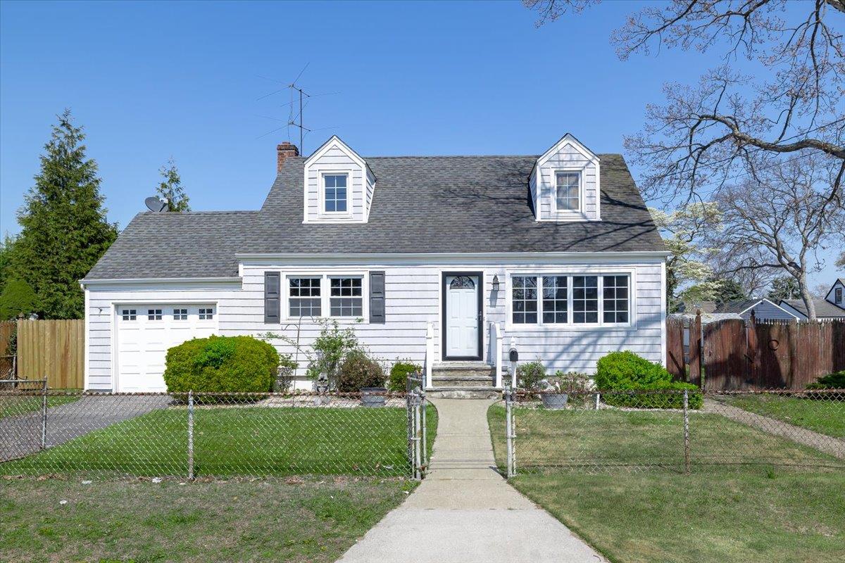 656 N Delaware Avenue, Lindenhurst, New York image 1