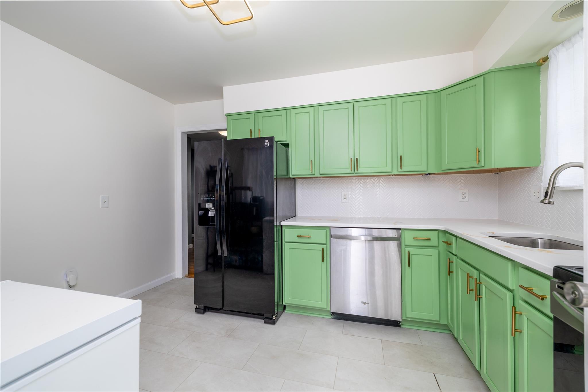 39 E Hollywood Avenue, Lindenhurst, New York image 6