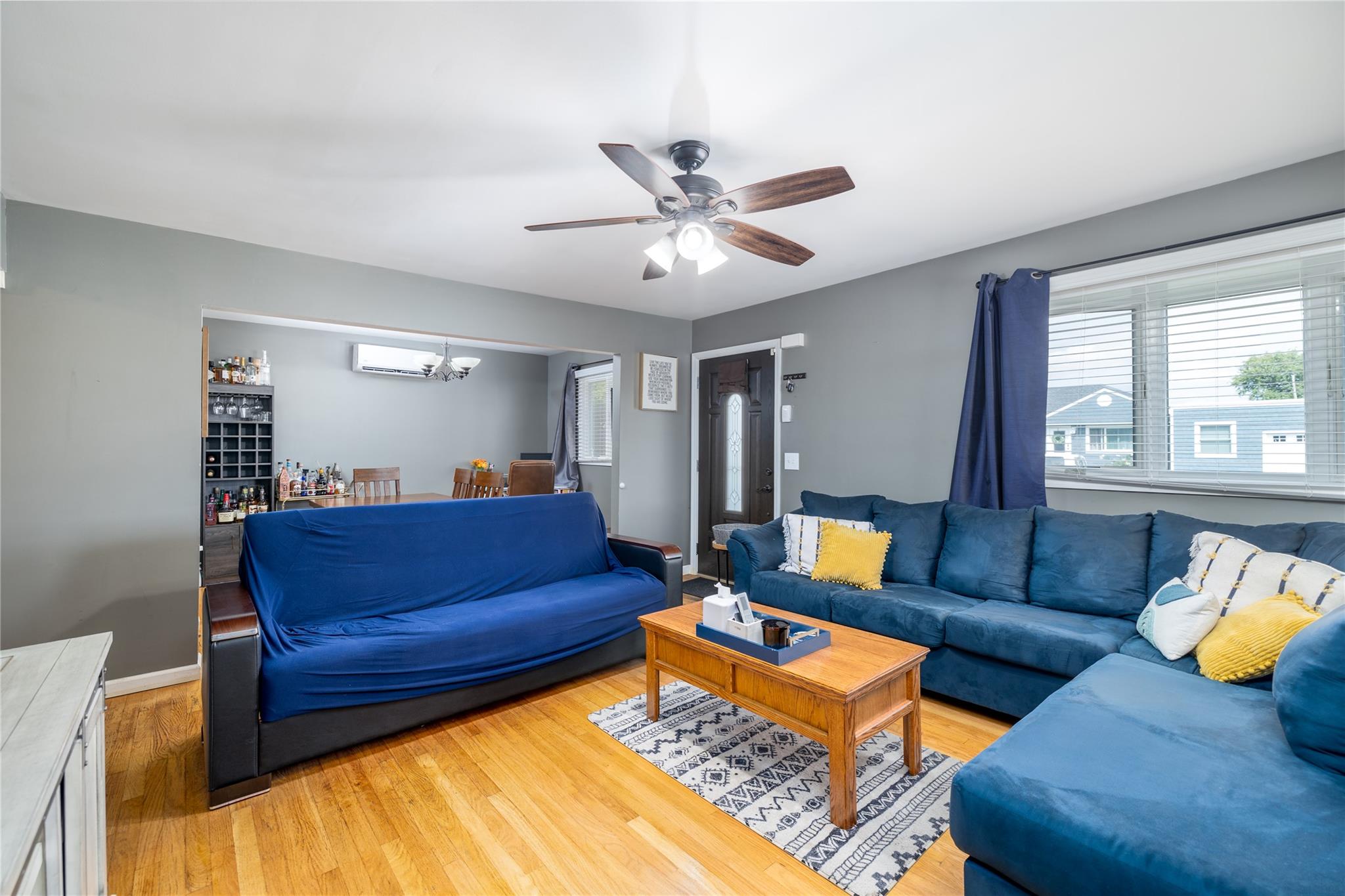 39 E Hollywood Avenue, Lindenhurst, New York image 2