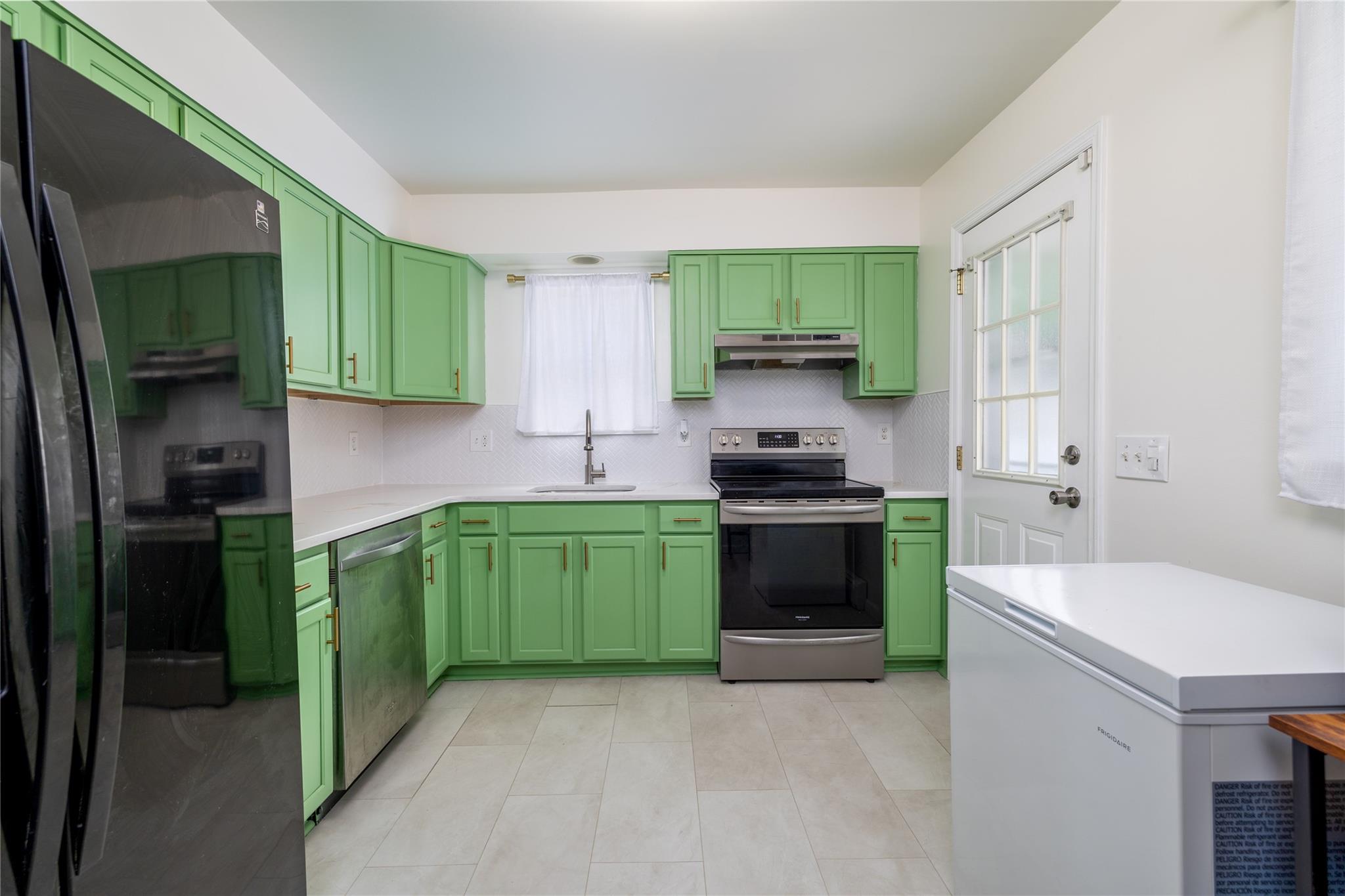 39 E Hollywood Avenue, Lindenhurst, New York image 5