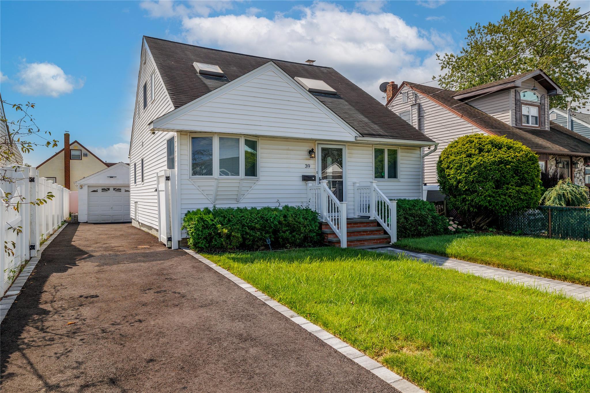 39 E Hollywood Avenue, Lindenhurst, New York image 1