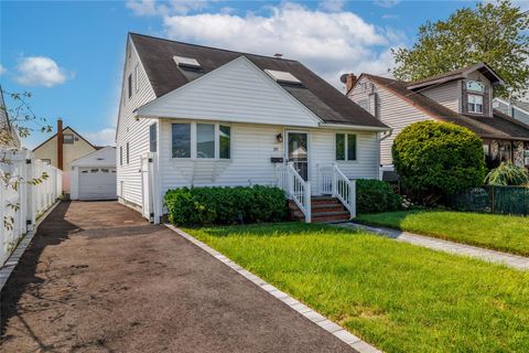 39 E Hollywood Avenue, Lindenhurst, NY 11757 - MLS#: 854925