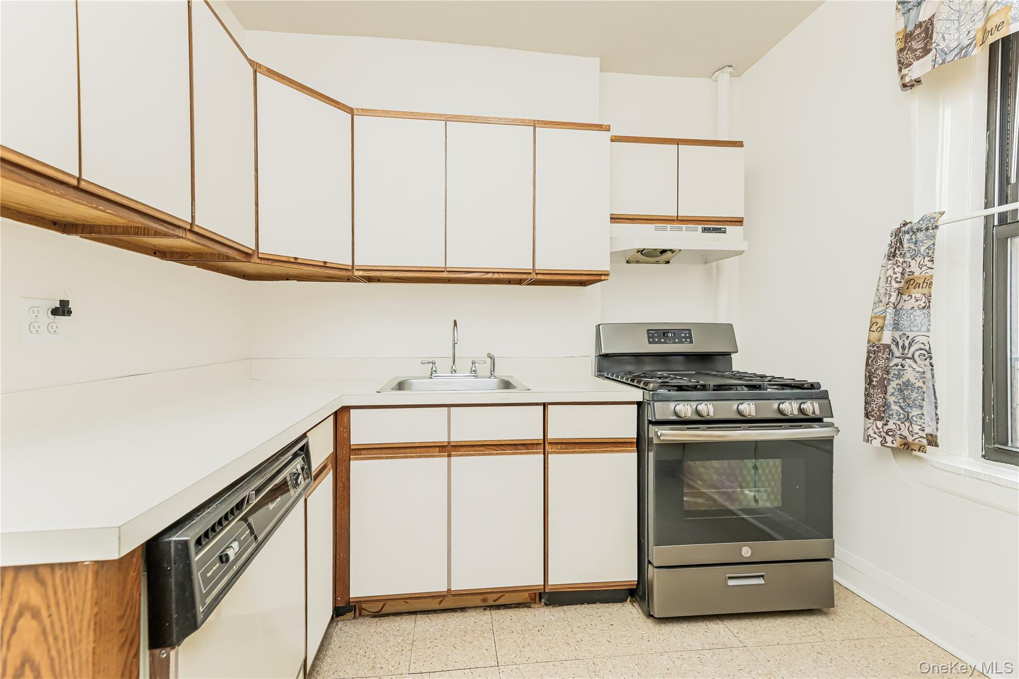 2187 Holland Avenue 2J