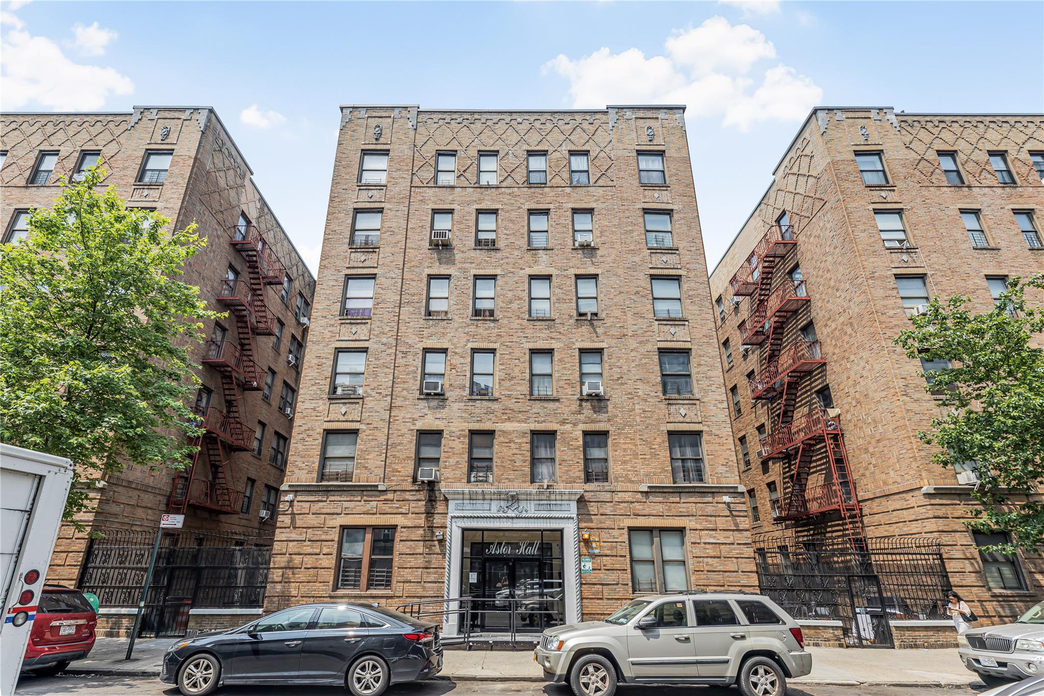 Holland Avenue 2J, Bronx, New York - 3 Bedrooms  
1 Bathrooms  
6 Rooms - 