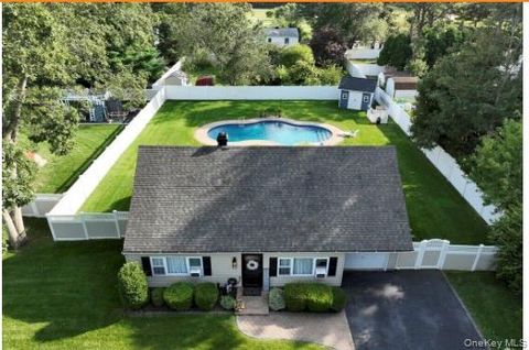 Photo of 3 Lacebark Lane, Medford, NY 11763 (MLS # 919846)