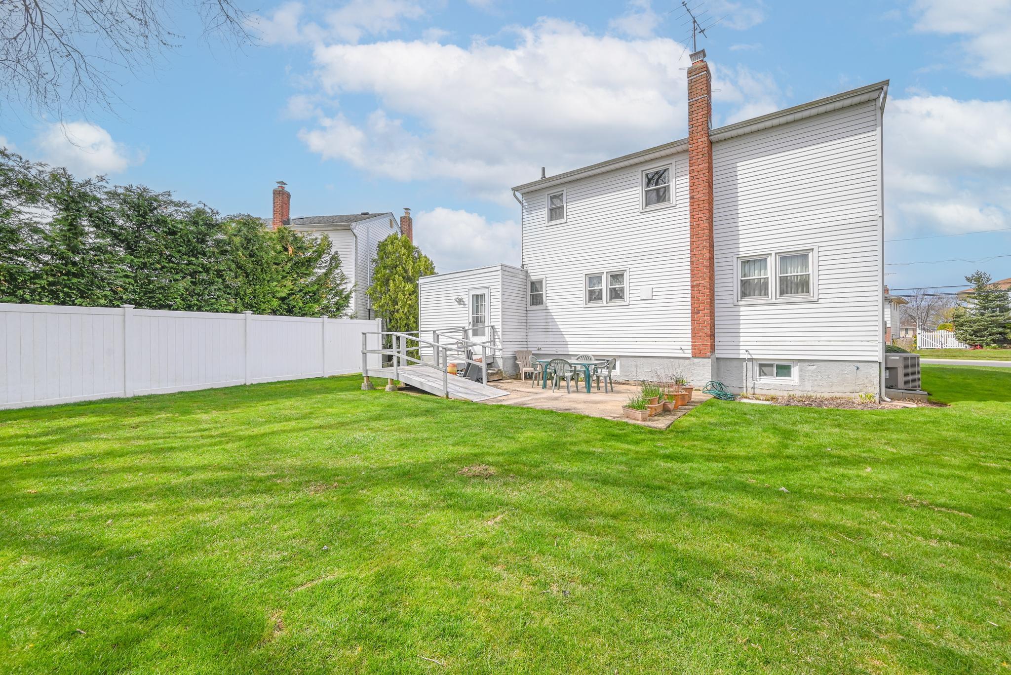 2515 Aron Drive, Seaford, New York image 16