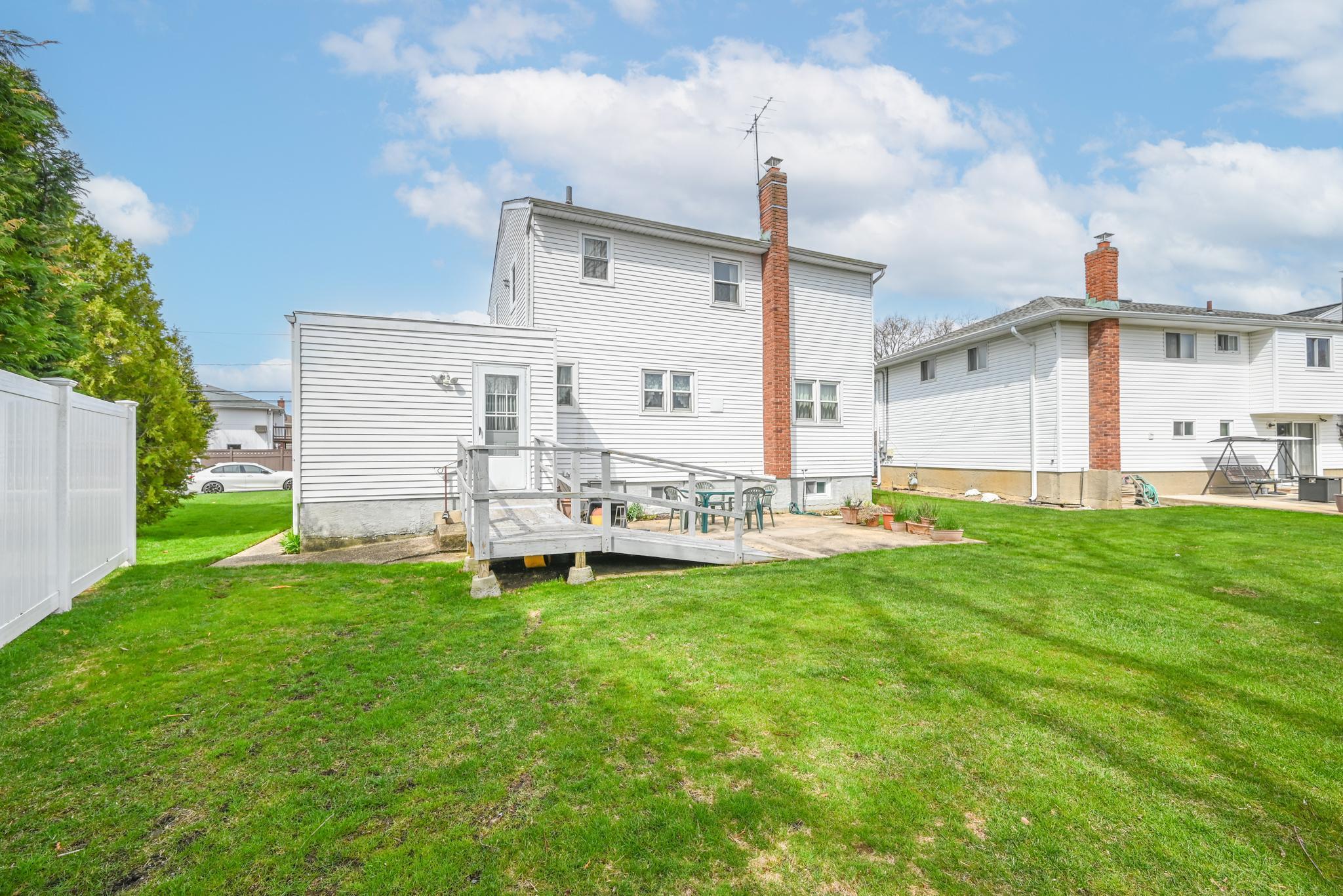 2515 Aron Drive, Seaford, New York image 18