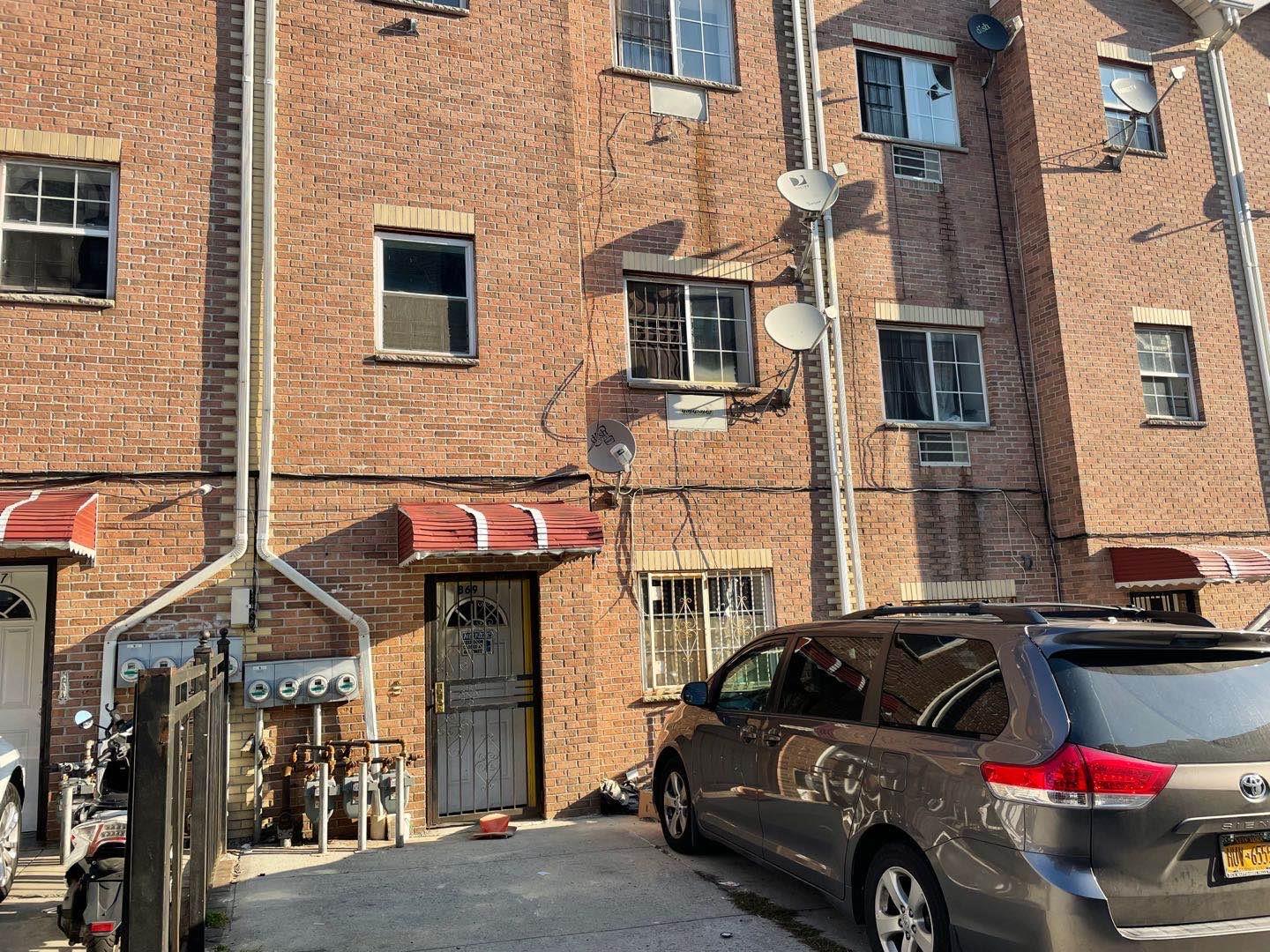 Elsmere Place, Bronx, New York - 9 Bedrooms  
7 Bathrooms - 