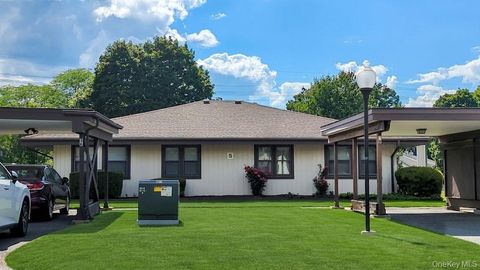 Condo For Sale - 5 Devon Court #B<br/> Westchester County, Yorktown Heights, NY 10598
