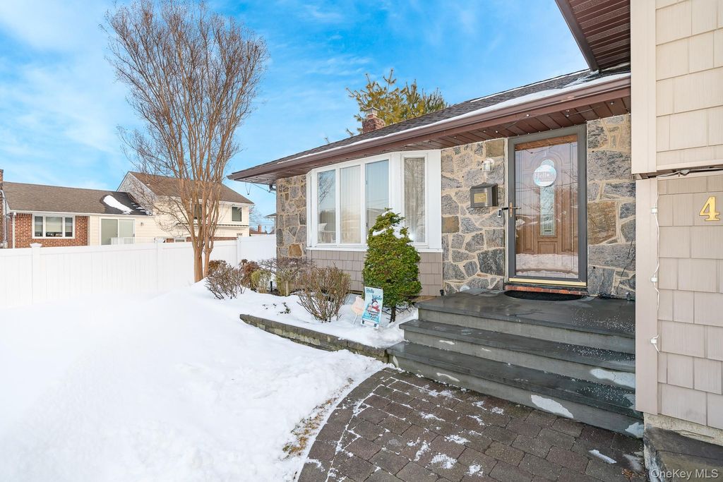 Photo of 4 Nottinghill Drive, Massapequa, NY 11758 (MLS # 959285)