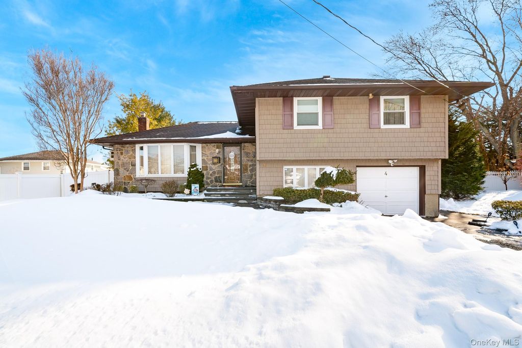 Photo of 4 Nottinghill Drive, Massapequa, NY 11758 (MLS # 959285)