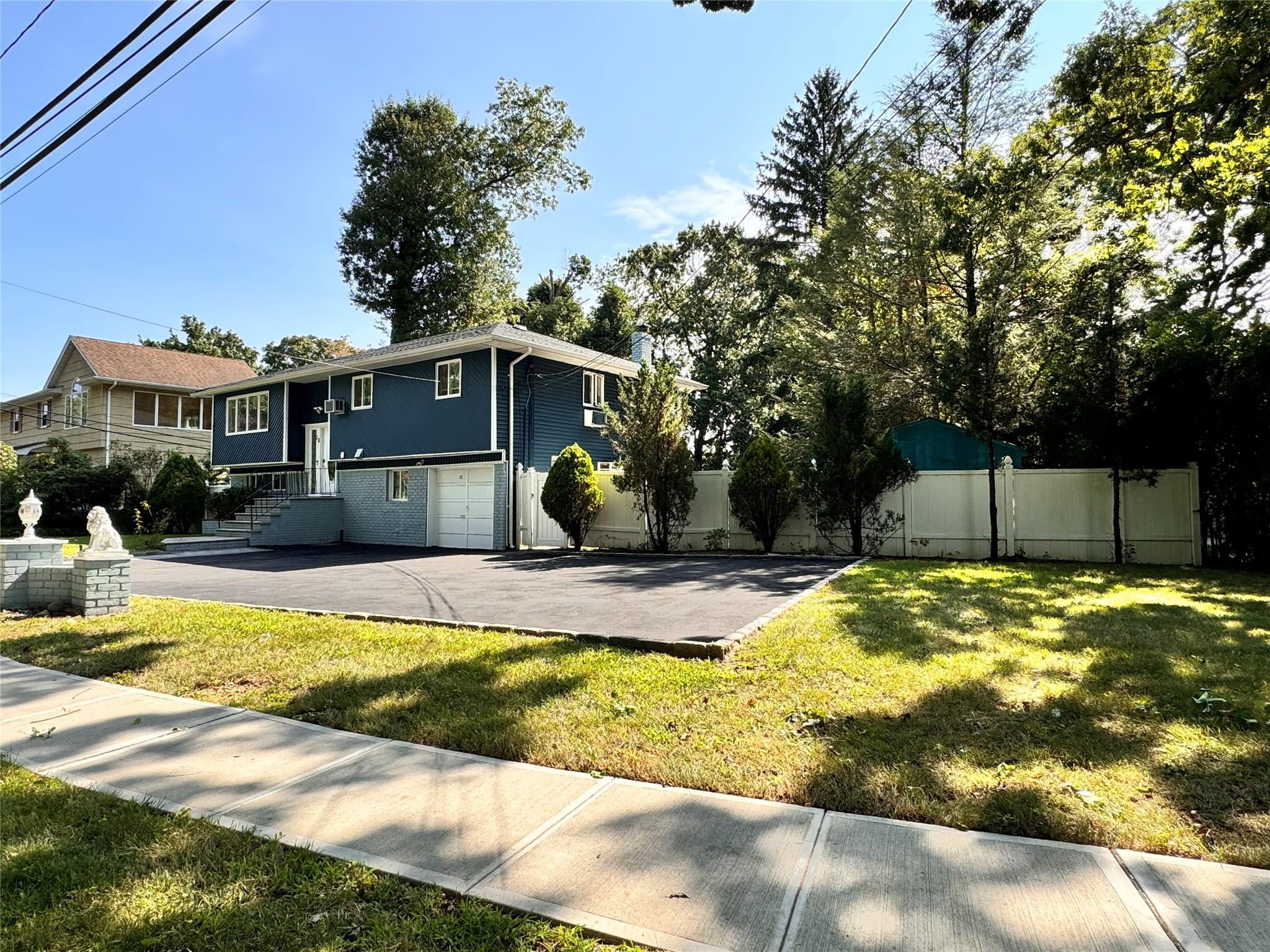 18 Park Drive East Dr, Syosset, New York image 1