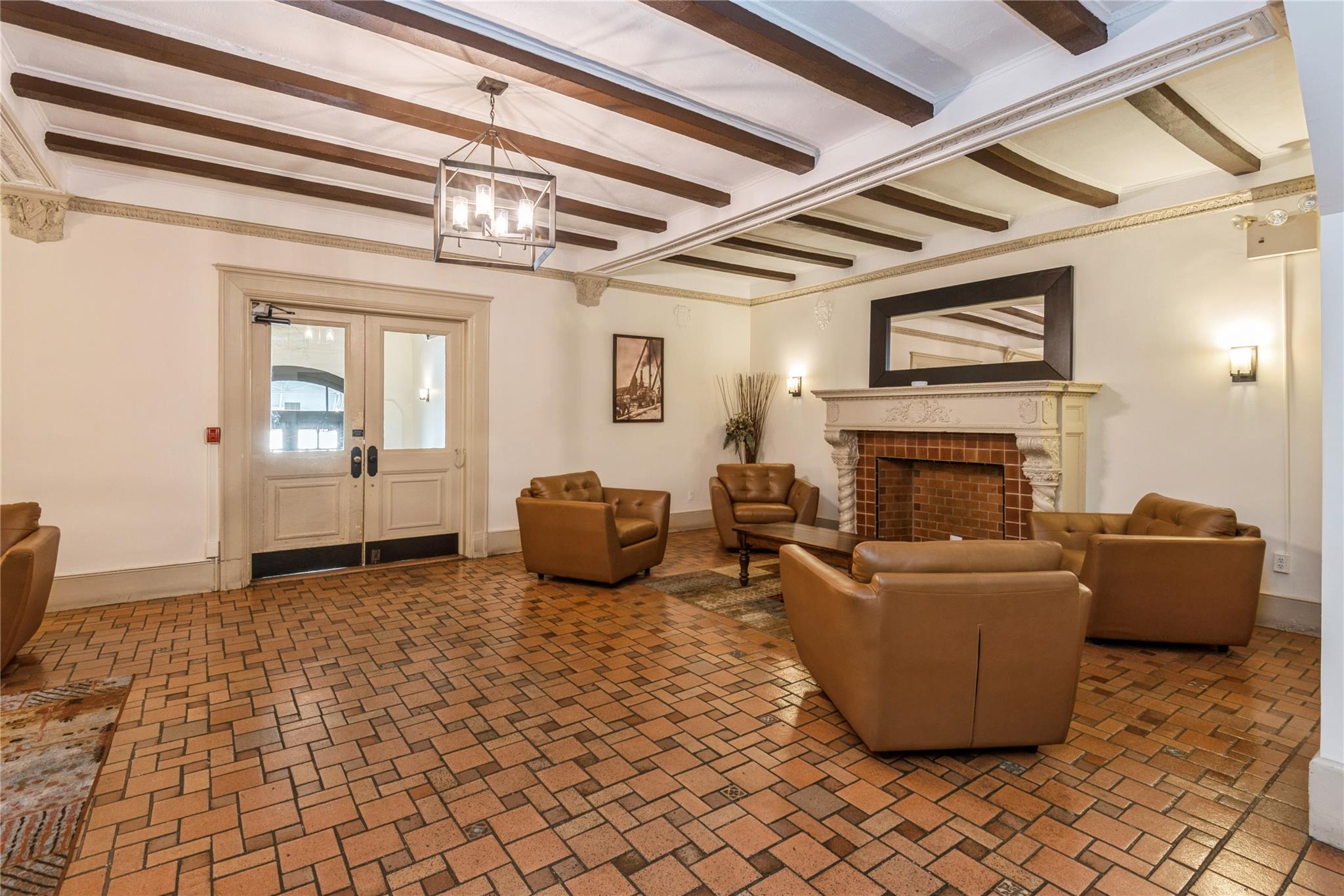 310 Riverside Boulevard 2K