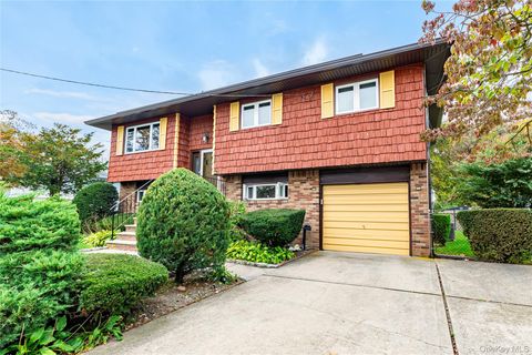 Photo of 6 William Street, Bay Shore, NY 11706 (MLS # 917127)