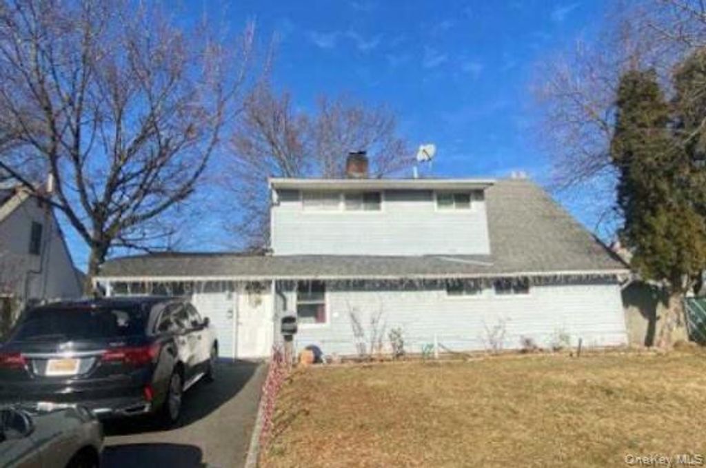 Photo of 118 Bucket Lane, Levittown, NY 11756 (MLS # 959227)