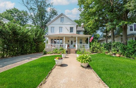 17 Hicks Lane Great Neck NY 11024