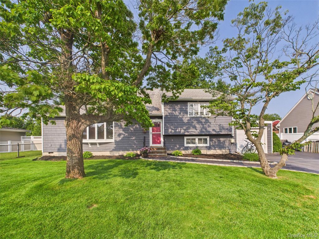 Photo of 554 S 8th Street, Lindenhurst, NY 11757 (MLS # 944274)