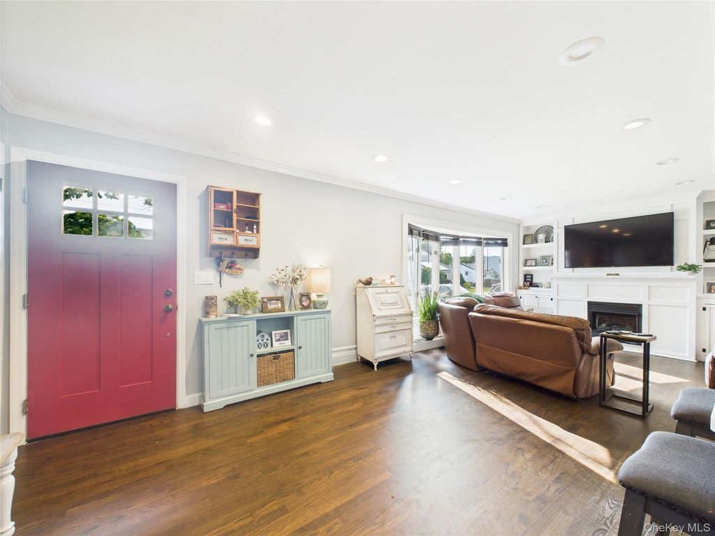 Photo of 554 S 8th Street, Lindenhurst, NY 11757 (MLS # 944274)