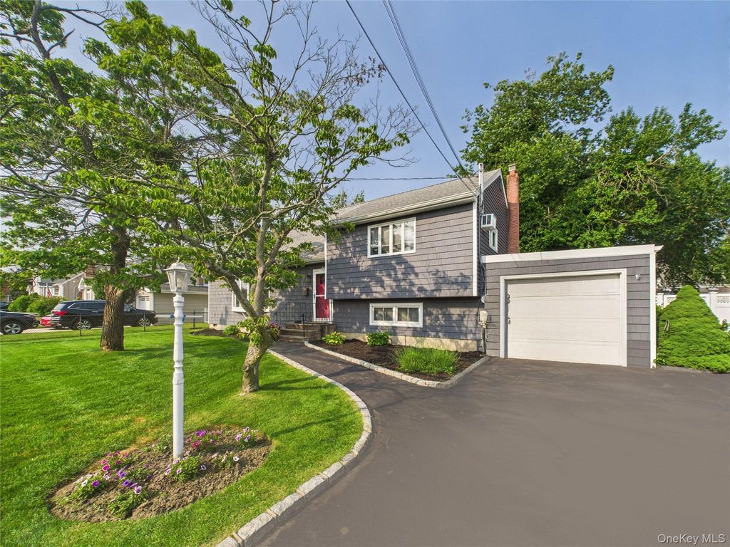 Photo of 554 S 8th Street, Lindenhurst, NY 11757 (MLS # 944274)