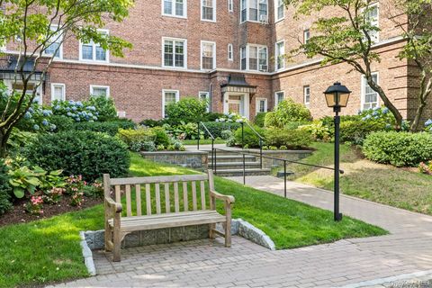 Photo of 1 Midland Gardens Gdns #4A, Bronxville, NY 10708 (MLS # 917367)