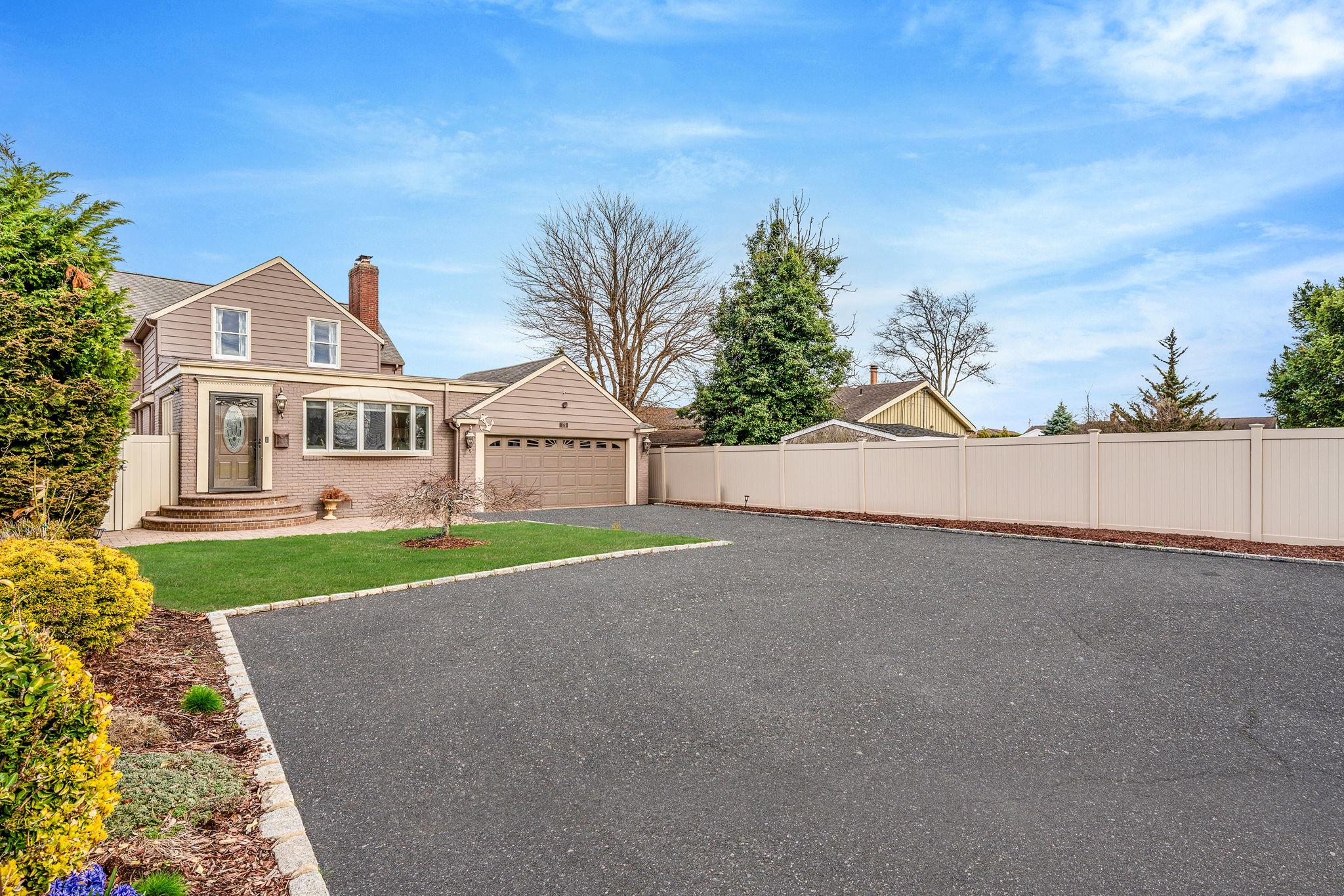 179 Baylawn Avenue Ave, Copiague, New York image 2