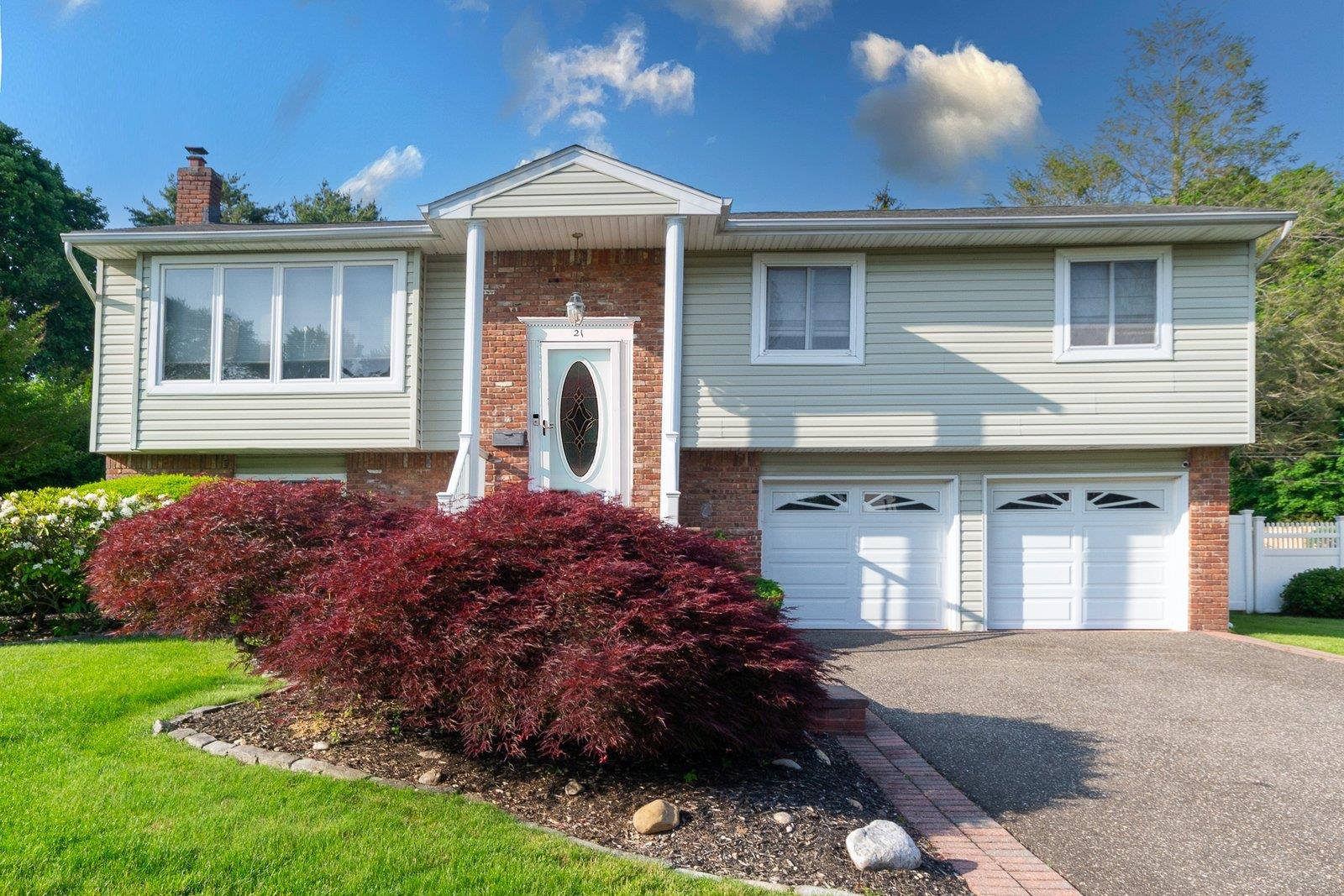 Property for Sale at Pebble Place, Commack, Hamptons, NY - Bedrooms: 4 
Bathrooms: 3  - $849,900