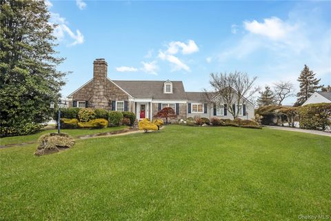 Photo of 28 Lincoln Avenue, Massapequa, NY 11758 (MLS # 968187)