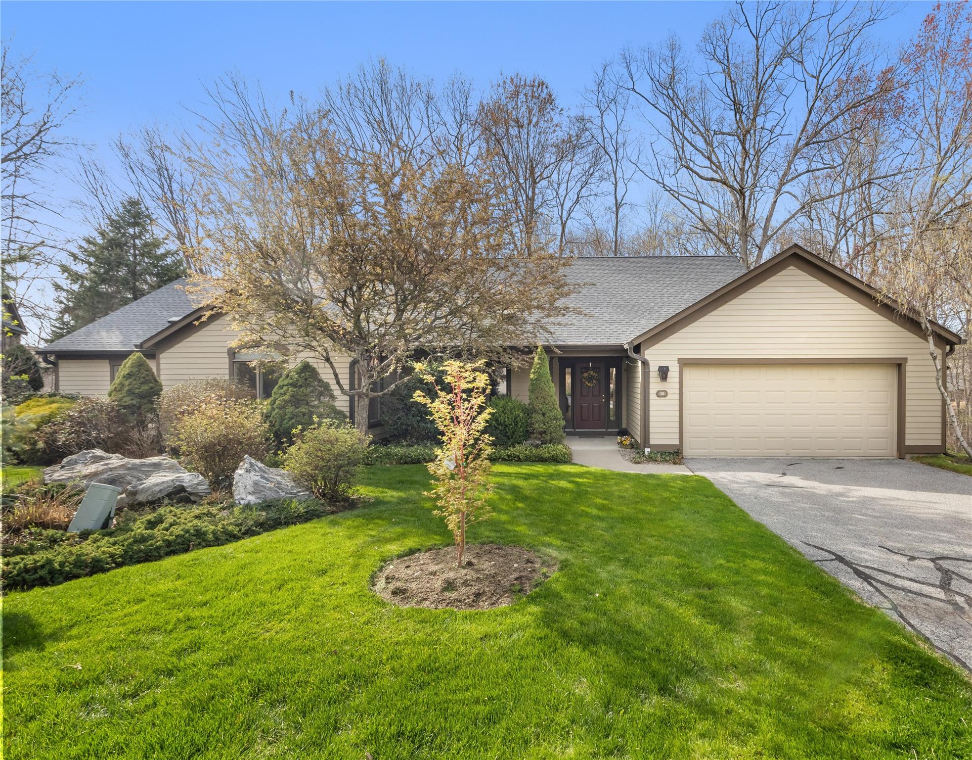 Heritage Hills, Somers, New York - 3 Bedrooms  
2 Bathrooms  
7 Rooms - 