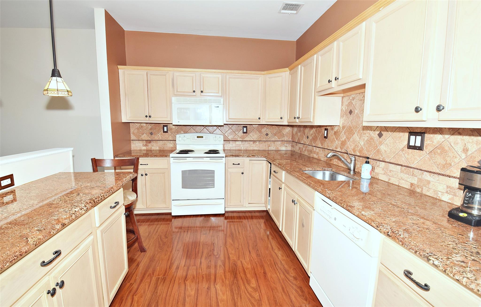 603 Narragansett Villas Dr Dr, Lindenhurst, New York image 4