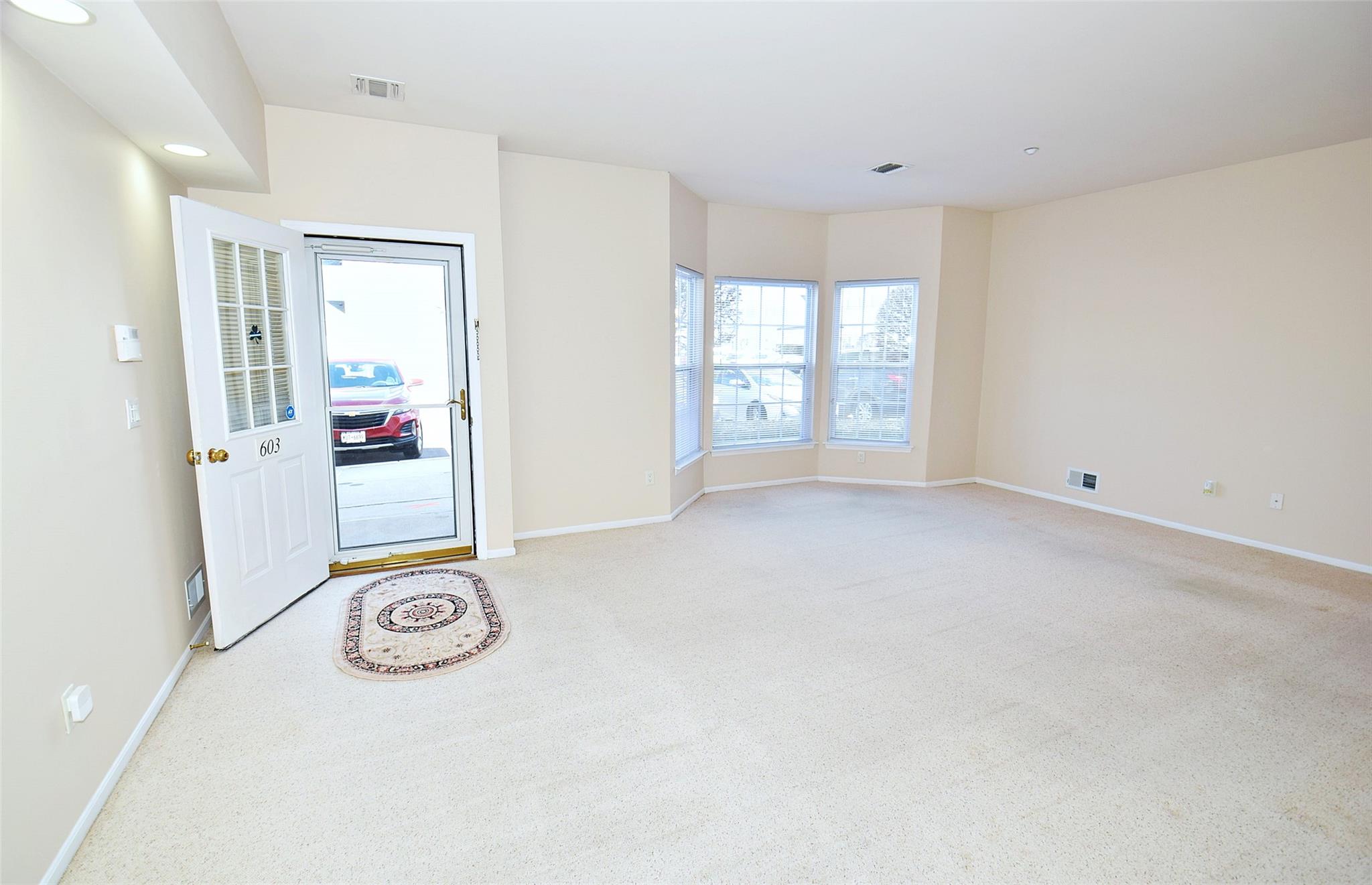 603 Narragansett Villas Dr Dr, Lindenhurst, New York image 3