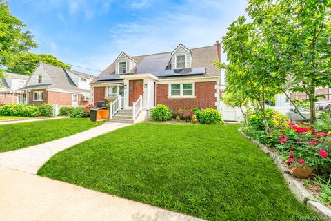 Homes For Sale - 136 Wardwell Road<br/> Mineola, NY 11501