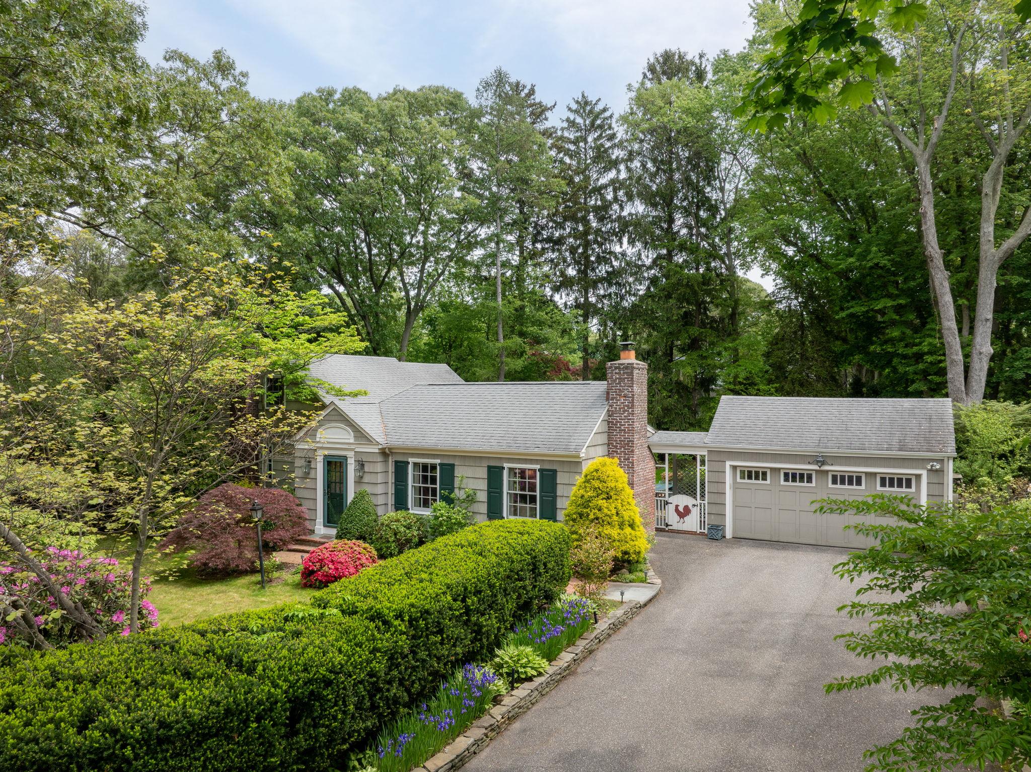 Severin Place, Huntington, Hamptons, NY - 3 Bedrooms  
2 Bathrooms - 