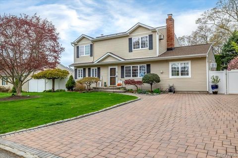 Photo of 28 Cherokee Avenue, West Islip, NY 11795 (MLS # 985752)