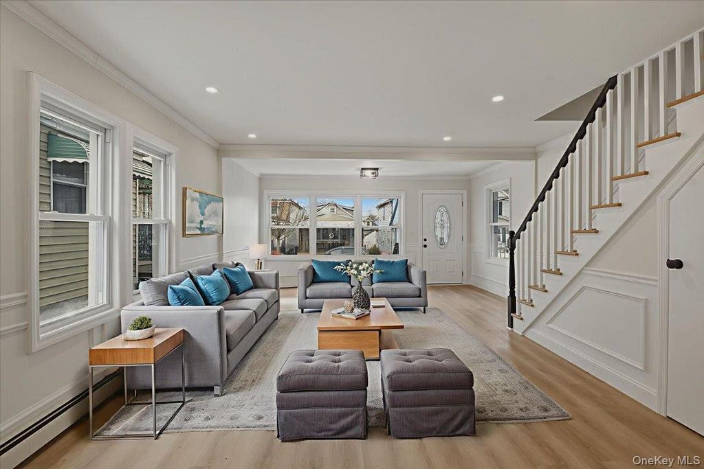 Photo of 424 Thieriot Avenue, Bronx, NY 10473 (MLS # 965327)