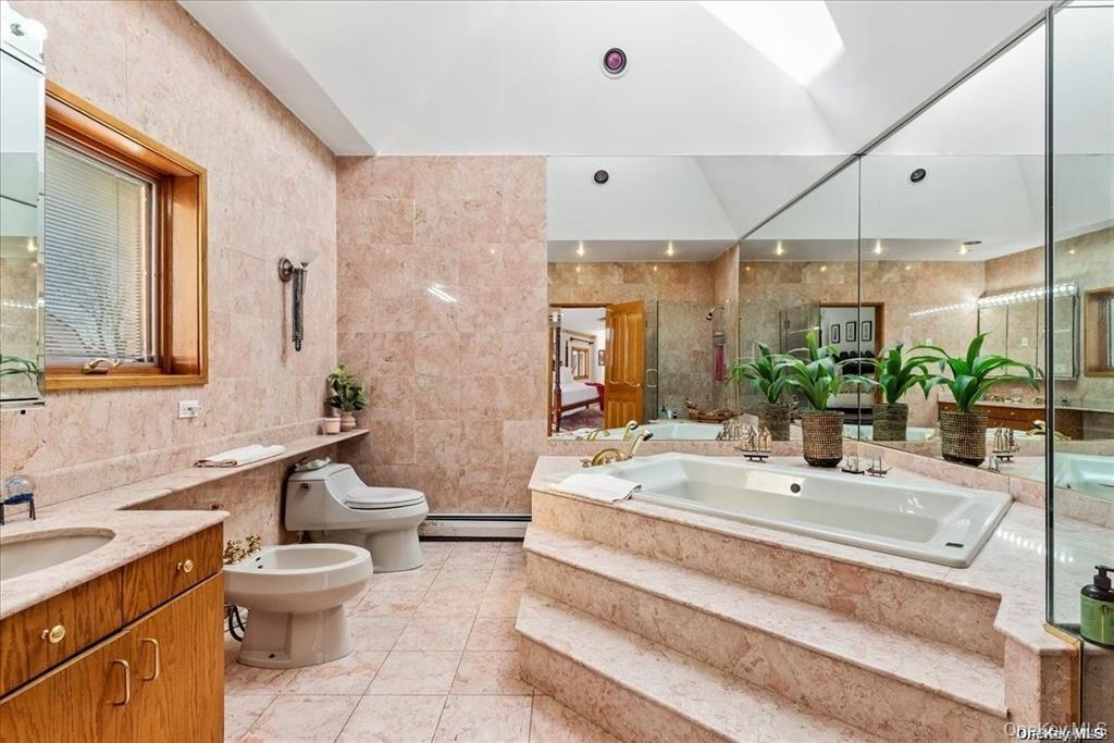 New York, New York 11357, United States, 6 Bedrooms Bedrooms, ,7 BathroomsBathrooms,Residential,Active,8232