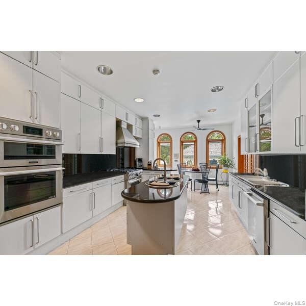 New York, New York 11357, United States, 6 Bedrooms Bedrooms, ,7 BathroomsBathrooms,Residential,Active,8232
