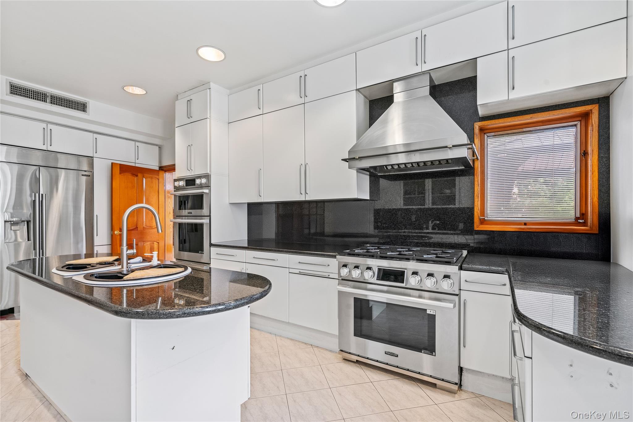 New York, New York 11357, United States, 6 Bedrooms Bedrooms, ,7 BathroomsBathrooms,Residential,Active,8232