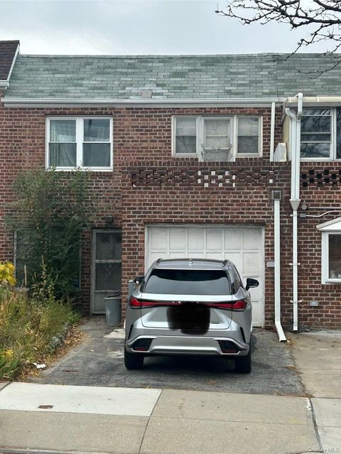 Photo of 25-22 College point Boulevard, Flushing, NY 11354 (MLS # 936176)