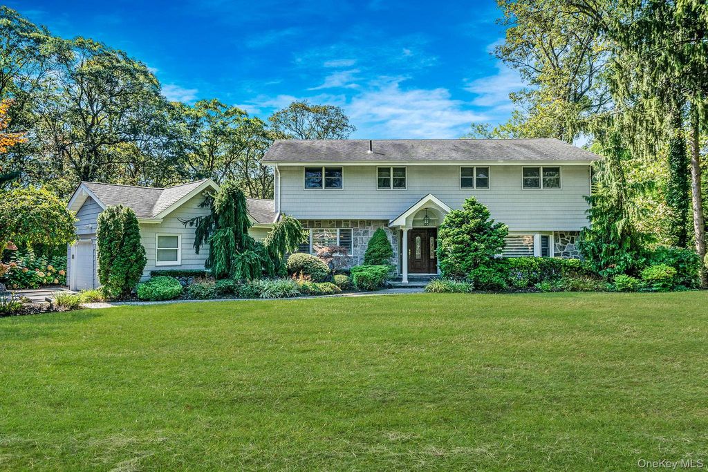 Photo of 6 Buckingham Drive, Dix Hills, NY 11746 (MLS # 922309)