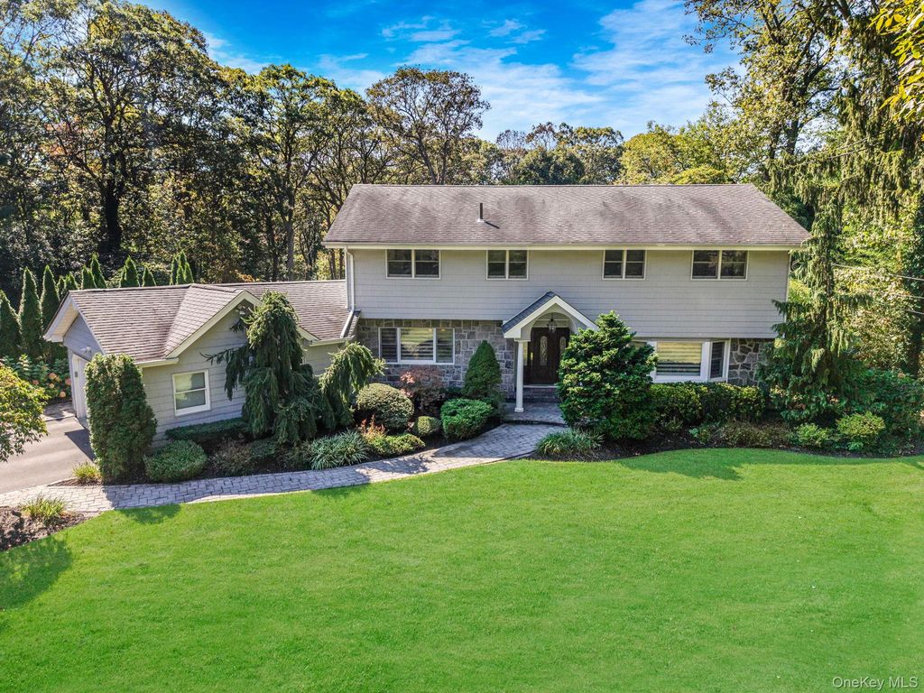 Photo of 6 Buckingham Drive, Dix Hills, NY 11746 (MLS # 922309)