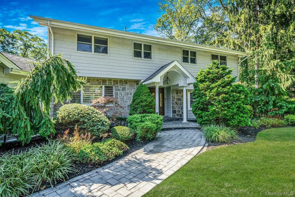 Photo of 6 Buckingham Drive, Dix Hills, NY 11746 (MLS # 922309)