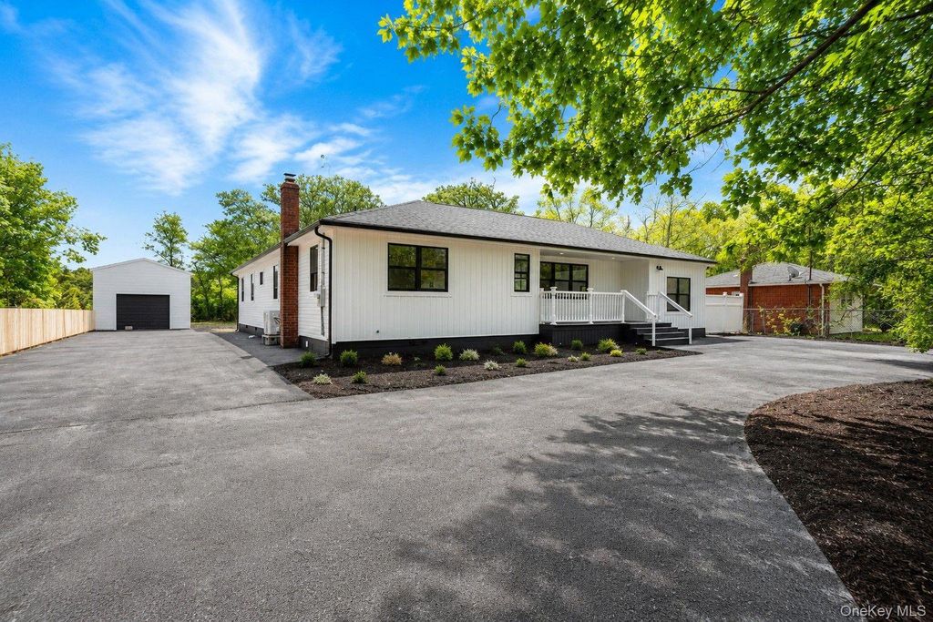 Photo of 329 Railroad Avenue, Center Moriches, NY 11934 (MLS # 1000281)