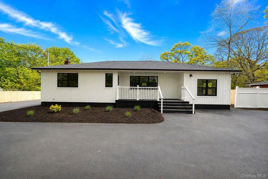 Photo of 329 Railroad Avenue, Center Moriches, NY 11934 (MLS # 1000281)