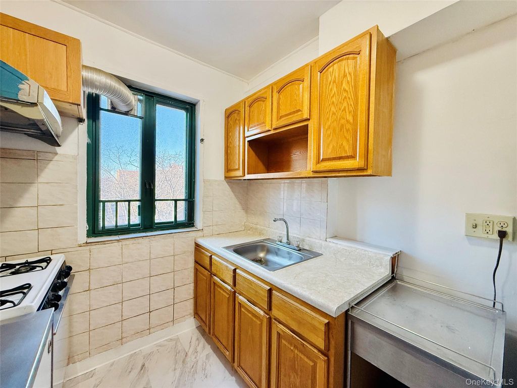 Photo of 1562 Unionport Road #6G, Bronx, NY 10462 (MLS # 959187)