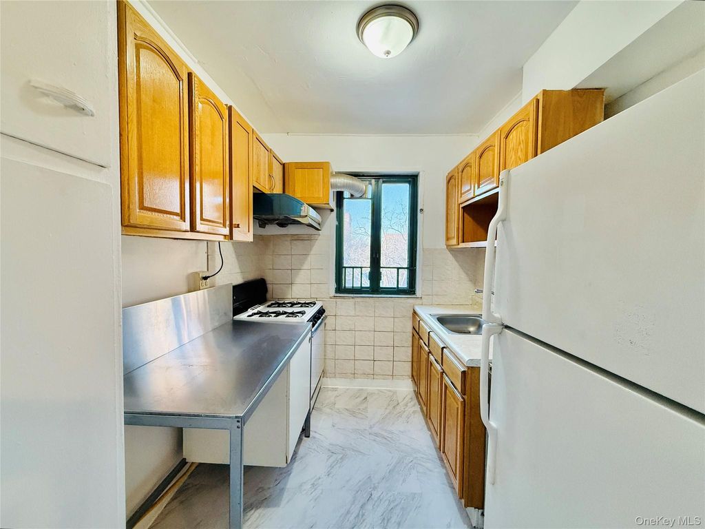 Photo of 1562 Unionport Road #6G, Bronx, NY 10462 (MLS # 959187)